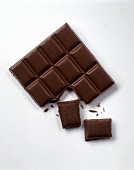 Eine angebrochene Tafel Zartbitterschokolade