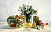 Frischer gemischter Salat, einige Zutaten, Öl & Kräuter