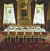 Festliche Hochzeitstafel in barockem Zimmer