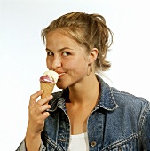 Modell frisst Eis mit Eiswaffel (Nahaufnahme)