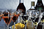 Campari Shakerato & Martini Dry Cocktail in Aperitifgläsern