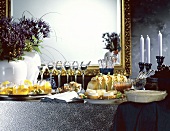 Buffet mit Martini, Drinks, Sandwichbrot, Häppchen & Saucen