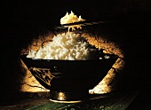 Stäbchen mit Reis über einer Schale Reis