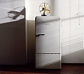 Ein Bosch-Kühlschrank (geschlossen) & Ventilator