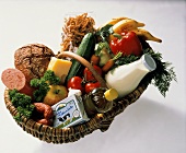 Korb mit Lebensmitteln (Gemüse,Obst,Wurst,Milchprodukte,etc.)