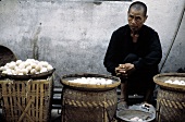 Chinesischer Bauer verkauft Eier