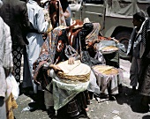 Verschleierte Frauen verkaufen Fladenbrot in Nordjemen