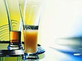Klar & mit Wasser aufgegossener Pernod (Anislikör) in Gläsern