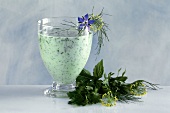 Kräuter-Kefir-Drink im Glas, Deko: frische Kräuter