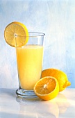 Ein Glas Zitronensaft, Deko: frische Zitronen