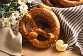 Salt pretzel & butter curl, decor: bread basket & marguerites