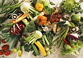Gemüsestillleben mit frischen Gemüse (mit Wassertropfen)