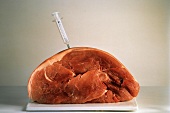 Schweinefleisch mit Spritze (Thema Lebensmittelmanipulation)