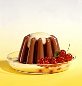 Schokoladenpudding mit Vanillesauce & roten Johannisbeeren