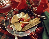 Cheese plate: various cheese with pieces of fruit & white bread