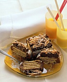 Kalter Hund (Schokoladen-Keks-Kuchen) auf gelbem Teller