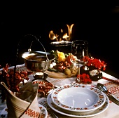 Tisch mit einem Gedeck, heißem Kesselgulasch & Zutaten