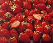 Viele Erdbeeren & zwei Erdbeerhälften (Ausschnitt)