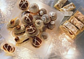 Delicate meringues & almond fruit slices for Christmas