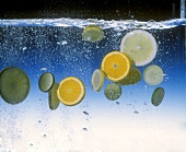 Zitronen- & Orangenscheiben in sprudelndem Wasser