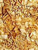 Fläche mit vielen fritierten Chips & Kräckern (Ausschnitt)