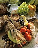Vollwertstilleben mit Gemüse,Obst,Nüssen,Getreide,Brot