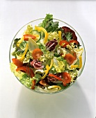 Gemischter Blattsalat mit Gemüse in Glasschüssel (von oben)