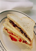 Peanutbutter-Jelly-Sandwich auf Teller