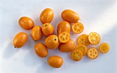 Einige frische Kumquats & Kumquat-Scheiben