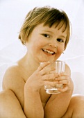 Kind mit einem Glas Wasser