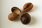 Three nutmegs, with & without shell, with flower case
