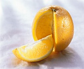 Orange, ein Orangenschnitz herausgeschnitten