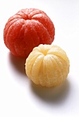 Rosa Grapefruit und gelbe Grapefruit, beide geschält