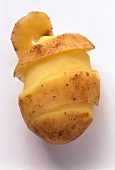 Spiralförmig geschälte Kartoffel mit Schale (ital.Sieglinde)