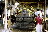 Arbeiter an einer Zuckerrohrpresse auf Grenada