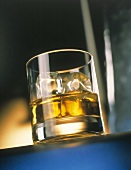 Ein Glas Whisky mit Eis