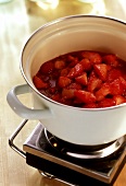 Erdbeeren im Topf aufkochen