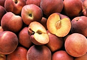 Viele Pfirsiche, ein halbierter obenauf (Ausschnitt)