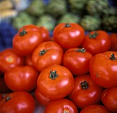 Tomaten auf dem Markt; Artischocken im Hintergrund