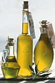 Drei verschiedene Flaschen Olivenöl aus der Provence