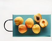 Aprikosen auf türkisem Küchenbrett