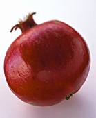 Ein Granatapfel (Seitenansicht)