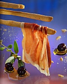 Grissini e prosciutto (grissini with ham and olives)