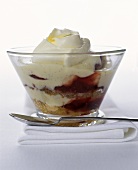 Trifle (Schichtspeise mit Erdbeeren,Vanillecreme,Sahne etc.)