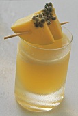 Papaya-Drink im Glas, garniert mit Papayastücken auf Spiess