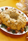 Holly ring (ring-shaped Christmas pie)