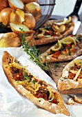 Türkische Pizza mit Zwiebeln, Hackfleisch, Paprika und Käse