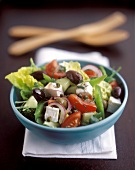 Salat nach griechischer Art mit Gemüse, Schafskäse, Kapern