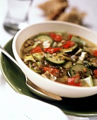 Linsen-Gemüse-Suppe in weisser Suppenschale