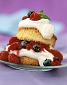 Small cake with berries and cream